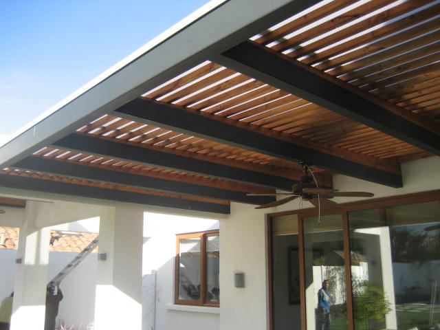 Terraza de Fierro y Madera con Policarbonato Alveolar